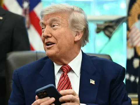 Ông Trump đe dọa khiến Apple, Samsung 'đứng ngồi không yên'