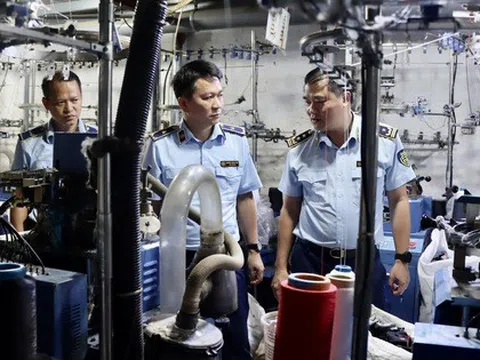 Bất ngờ kiểm tra ở La Phù, phát hiện 10.000 đôi tất giả thương hiệu nổi tiếng