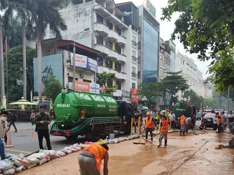 Bùn lỏng lại trào lên từ khu vực đào hầm dự án metro Nhổn - ga Hà Nội