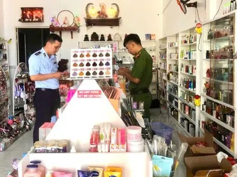 Đột kích kho mỹ phẩm 'khủng' chuyên bán online ở Cà Mau