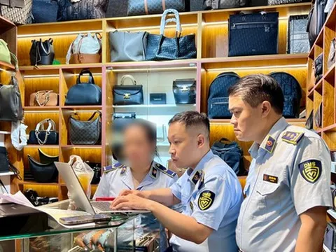 Đột kích Saigon Square, thu giữ hàng ngàn sản phẩm "nhái" các thương hiệu nổi tiếng
