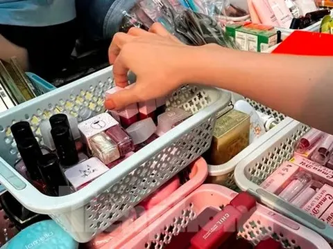 Cận cảnh 'hàng hiệu giá bèo' cần là có ở chợ truyền thống TPHCM