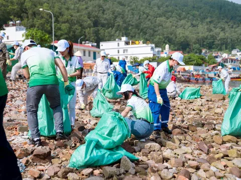 400 tình nguyện viên ra quân làm sạch môi trường ven Vịnh Nghi Sơn