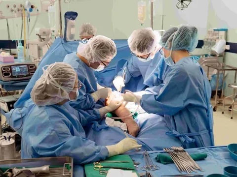 Bệnh viện và đại học của tỷ phú Phạm Nhật Vượng sản xuất xương bằng vật liệu in 3D, thay thế toàn bộ xương đùi cho bệnh nhi ung thư nhỏ tuổi nhất thế giới