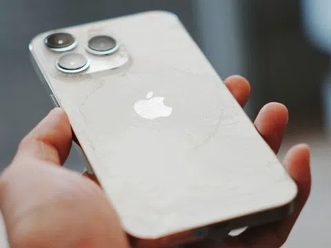 iPhone 13 Pro sau 2 năm: Mặt lưng vỡ nát, pin còn 82%, không muốn lên đời nhưng có thể phải nghĩ lại vì iOS 26