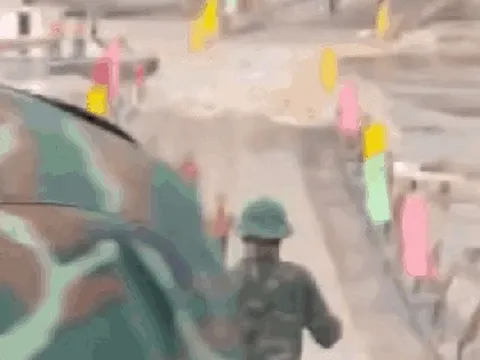 VIDEO: Quân đội "cắt" cầu phao Phong Châu khẩn cấp