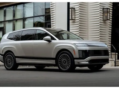 Trung Quốc siết chặt kho báu cả thế giới khao khát, một nhà sản xuất ô tô bất ngờ tuyên bố tích trữ sản lượng đủ dùng trong 1 năm