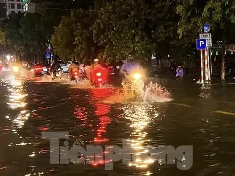 Nhiều tuyến đường ở Đà Nẵng ngập sâu, xe cộ bơi trong biển nước