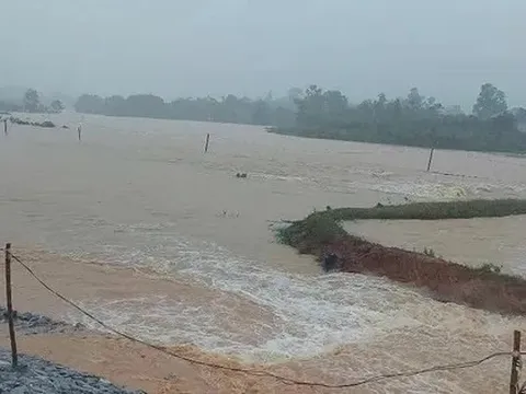 Mưa lũ tại miền Trung diễn biến phức tạp: Vỡ đập chứa 1 triệu m3 nước ở Quảng Bình