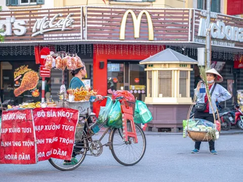 Nơi Starbucks sánh vai cùng trà đá, xiên que “bao vây” McDonald’s, bánh mì thịt xiên đặt trước Lotteria