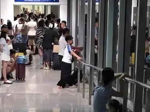 Hành khách bay đêm phản ánh bị "mắc kẹt" ở hành lang sân bay Tân Sơn Nhất