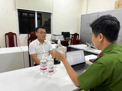 Bắt Phó Chủ tịch thị trấn Chúc Sơn, thu giữ 50 nghìn chai cồn giả