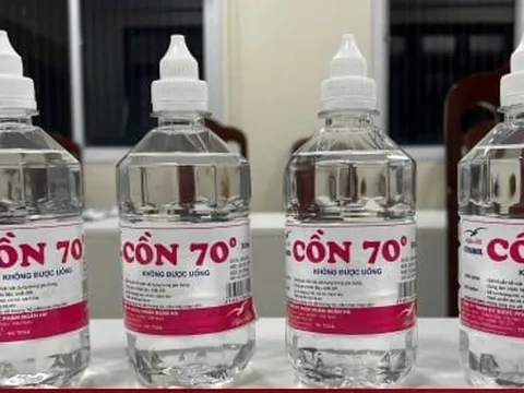 Bóc trần chiêu trò sản xuất cồn y tế giả của Phó Chủ tịch thị trấn ở Hà Nội