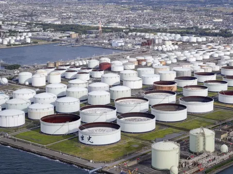 Đã giàu còn may: Nền kinh tế lớn thứ 2 thế giới liên tục 'bắt đáy' dầu thô, tích trữ cả triệu thùng/ngày từ đầu năm - giờ 'rung đùi' nhìn giá tăng vọt