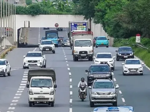 Xe máy tràn vào cao tốc Đại lộ Thăng Long 'né' ùn tắc
