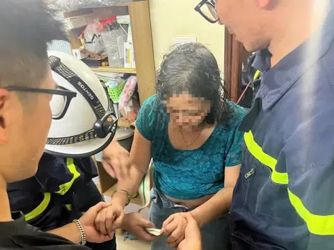 Hà Nội: Dùng thang, cắt cửa giải cứu người phụ nữ mắc kẹt ở tầng 3 ngôi nhà