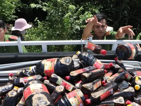 Nguồn gốc hàng ngàn chai nước mắm bị vứt bỏ ở Quảng Nam