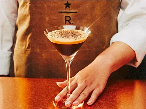 Bị tăng giá thuê, Starbucks Reserve mở cửa hàng mới đối diện 'thách thức' vị trí cũ Hàn Thuyên