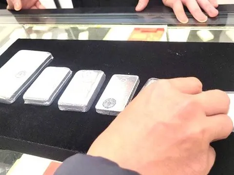 Điều gì khiến giá bạc vọt lên mức cao nhất hơn một thập kỷ?