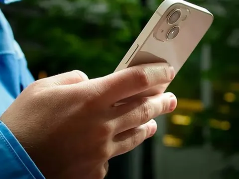 Bộ đôi iPhone 12, 13 giảm giá sâu còn 10-11 triệu