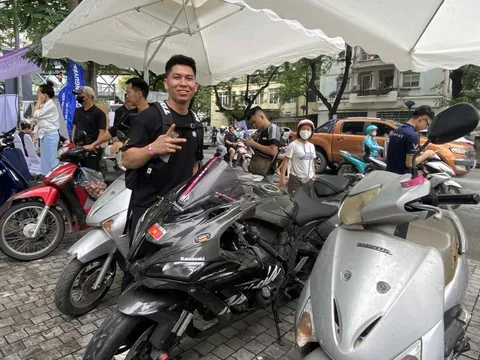 Dân chơi Hà thành mang cả Kawasaki đi ‘đổi xăng lấy điện’ VinFast, có kèo xe công nghệ nhanh 1 nốt nhạc