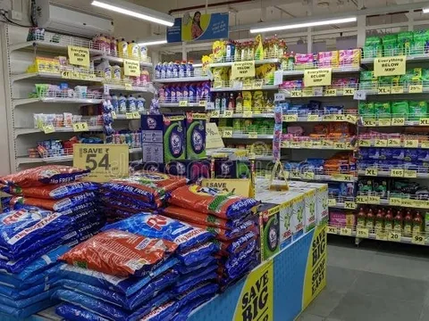 Theo dõi chiếc SUV khả nghi đến kho hàng, cảnh sát ập vào bắt giữ một đối tượng: vạch trần hành vi làm giả bột giặt Tide, Ariel,... trị giá hàng tỷ đồng