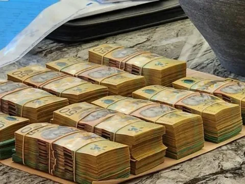 Đột kích căn biệt thự triệu đô của 2 anh em Tiktoker, cảnh sát vừa tịch thu 9 siêu xe, 270.000 USD tiền mặt và hàng trăm món đồ giả