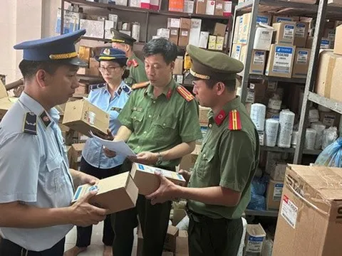 Cảnh sát bất ngờ kiểm tra một công ty