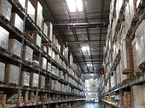 Theo dõi suốt 6 tháng, phanh phui đường dây bán hàng giả với kho rộng bằng 20 sân bóng, tịch thu 200.000 món đồ nhái