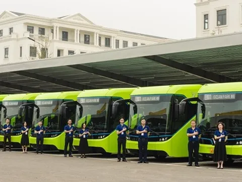 Doanh nghiệp vận tải ở tỉnh lớn nhất Việt Nam đặt mua 300 xe bus điện và 1.000 ô tô điện của tỷ phú Phạm Nhật Vượng