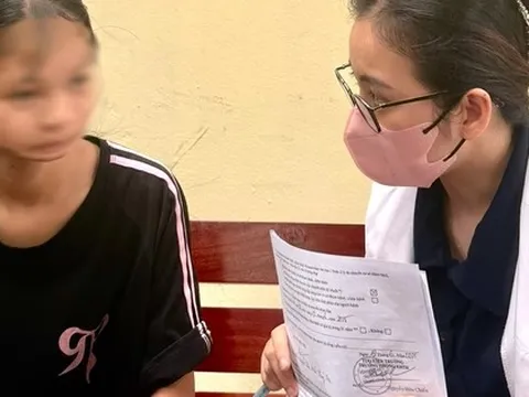 Bà mẹ đưa con gái đi khám bệnh bị lừa sạch tiền khi đang chờ đến lượt