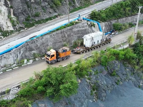15 ngày vận chuyển 2 thiết bị tổng hơn 400 tấn từ Hải Phòng lên Hòa Bình, công trình quan trọng 9.220 tỷ sắp "về đích"