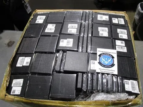 Truy quét thần tốc 48 giờ, hải quan tóm gọn 5 kiện hàng chứa 2.200 trang sức giả có giá trị hơn 662 tỷ đồng