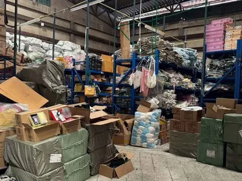 Theo dõi tài khoản ngân hàng khả nghi, công an lập tức phá đường dây buôn hàng giả từ Trung Quốc, tịch thu hơn 34.000 món đồ nhái