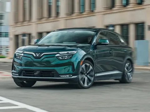 Tỷ phú Phạm Nhật Vượng bất ngờ “chơi lớn”: Tặng 100 triệu cho khách lên đời xe điện – Chính sách ‘lợi chồng lợi’ chưa từng có tiền lệ