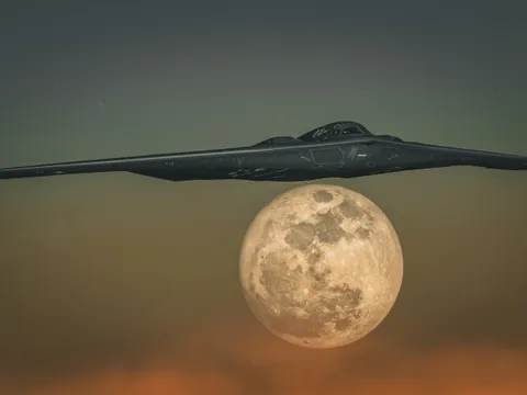 Đột nhập "pháo đài bay" 2 tỷ USD: 44 giờ gần như không ngủ, sinh tồn bằng thịt bò khô và "thuốc chiến"