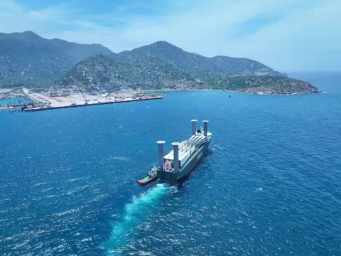 Cảng Cà Ná đón chuyến tàu "lịch sử" từ Đức, loạt thiết bị siêu trường, siêu trọng cập bến Việt Nam