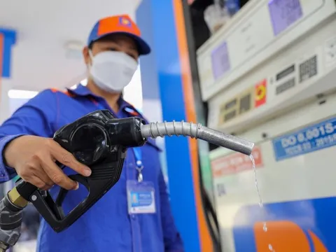 Giá xăng dầu tiếp tục tăng, RON 95 tiến sát mốc 22.000 đồng/lít