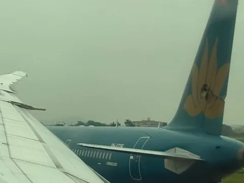 VIDEO: Hai máy bay va quệt nhau tại sân bay Nội Bài