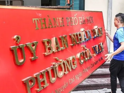 Hà Nội thay biển trụ sở phường mới, sẵn sàng vận hành chính quyền 2 cấp từ 1/7