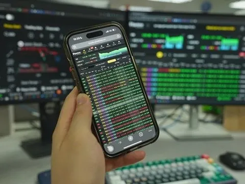 VN-Index áp sát 1.400 điểm, nhà đầu tư nên mua hay bán?