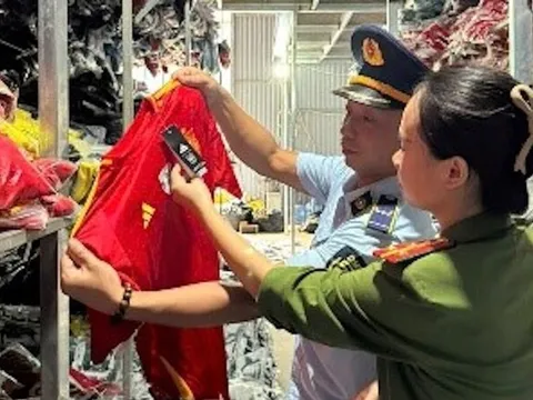 Khởi tố chủ kho hàng kinh doanh hơn 35.000 bộ quần áo giả mạo Nike, Adidas, Puma