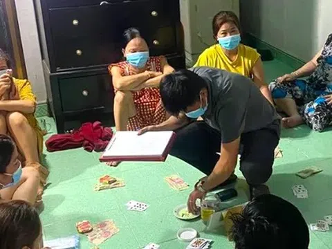 Nữ trưởng phòng công ty bảo hiểm đánh bạc với 9 phụ nữ