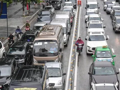 Ô tô dàn hàng 6, xe máy leo vỉa hè ngày đầu phân làn cứng đường Võ Chí Công