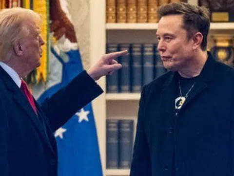 Cổ phiếu Tesla 'cắm đầu' khi ông Donald Trump cà khịa Elon Musk 'nhận nhiều trợ cấp từ chính phủ nhất trong lịch sử, nếu không đã phá sản và về quê'