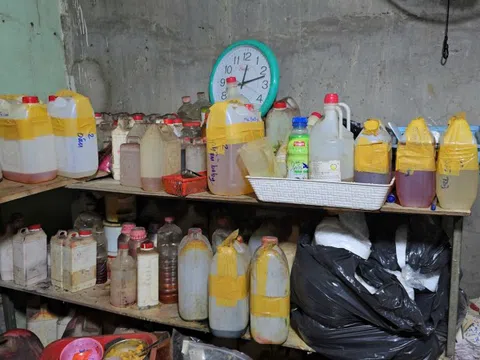 Tp. Hồ Chí Minh: Bắt đường dây 70.000 chai dầu gió giả hoạt động từ năm 2022, sang chiết hóa chất dán nhãn 7 loại dầu con ó nổi tiếng