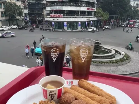 Khách Trung hết lời khen hàng KFC view "độc nhất vô nhị" ở Hà Nội, ai ngờ lại có chi tiết dở khóc dở cười