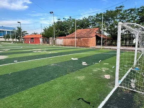 Điều tra vụ bé trai tử vong ở sân bóng cỏ nhân tạo