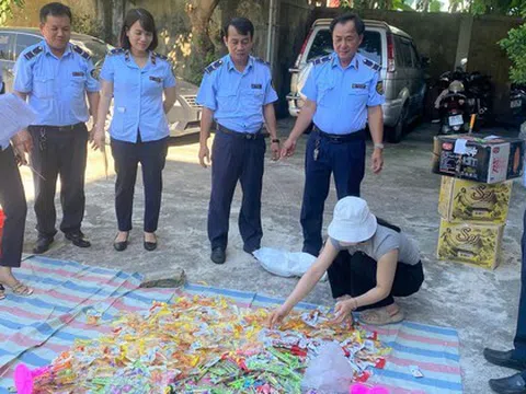 Tiêu hủy nhiều sản phẩm chân gà, kẹo dẻo, xà phòng… nhập lậu
