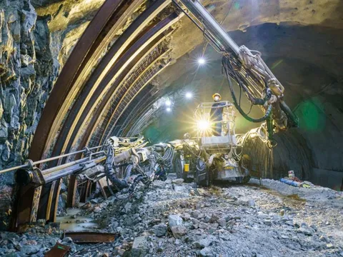 1 tiếng nổ xé toạc lòng núi, 1.200 công nhân của "vua đào hầm" Việt Nam tạo ra kỳ tích sau 600 ngày đêm miệt mài